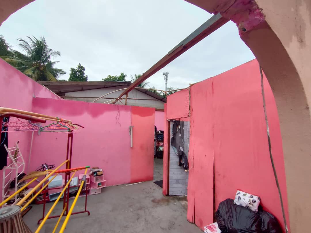 (大北马)周一早上伴随大雨刮起的大风,瞬间将威北3间房屋的屋顶掀起。