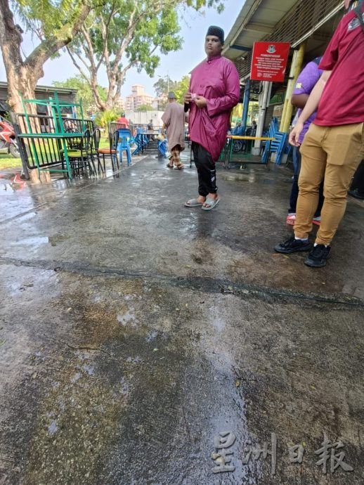 曹观友促槟市厅 关注布朗草场小贩中心提升工程