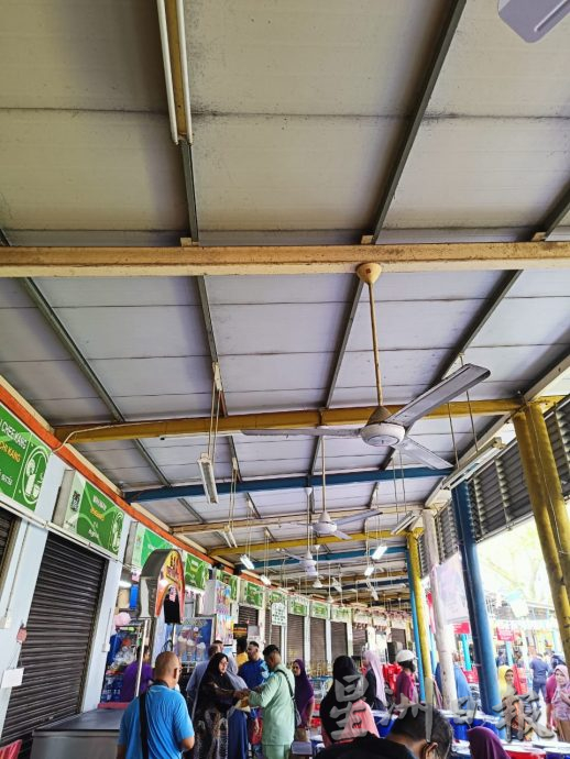 曹观友促槟市厅 关注布朗草场小贩中心提升工程