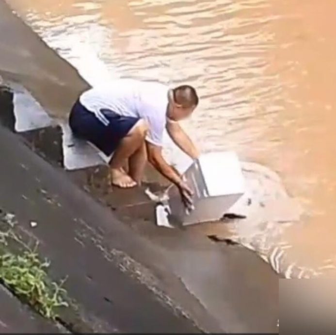 (已签发)柔:狮城二三事:超市扫货后沟渠放生逾30活鱼 狮城佛总:本地不适合放生