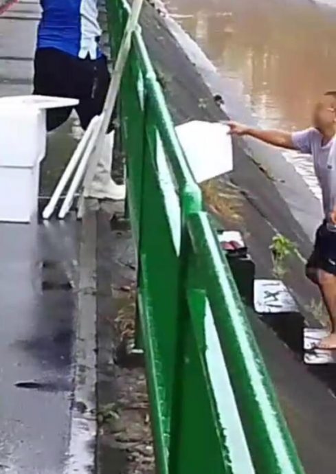 (已签发)柔:狮城二三事:超市扫货后沟渠放生逾30活鱼 狮城佛总:本地不适合放生