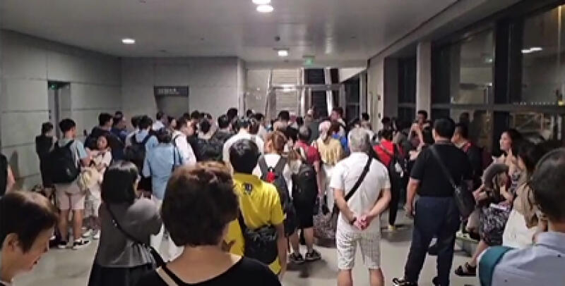 (已签发)柔:狮城二三事:一家四口受困故障客机近9小时 5个月大宝宝缺奶粉尿片