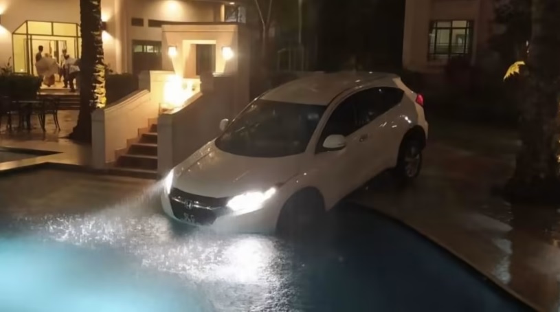 (已签发)柔:狮城二三事:不听指示把车驶入公寓泳池 私召车司机被判监两周