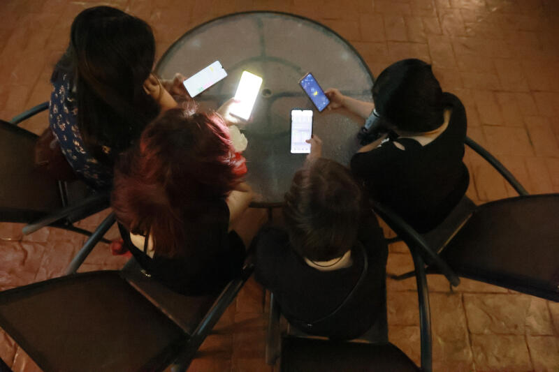 （已签发）柔：狮城二三事：与‘港男’聊出感情坠爱情投资骗局 6女失逾10万新元