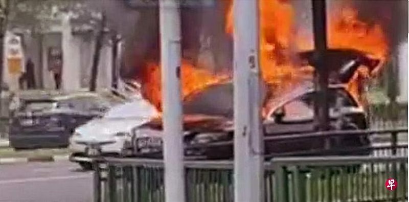 (已签发)柔:狮城二三事:休旅车路上狂烧 驾驶员及时弃车逃