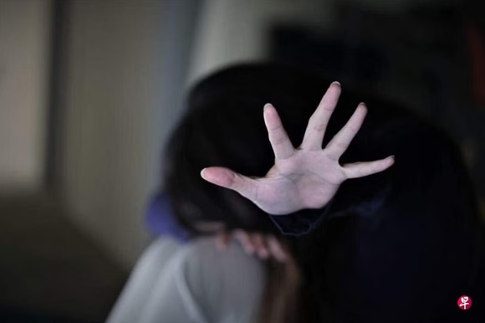 (已签发)柔:狮城二三事:借训练非礼女同事 警长被判罚款1万新元