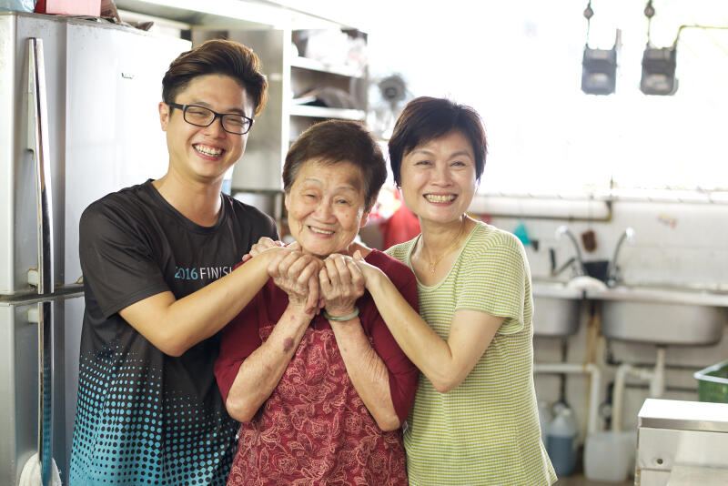 (已签发)柔:狮城二三事:大学生为百年祖业 弃高薪转行当小贩