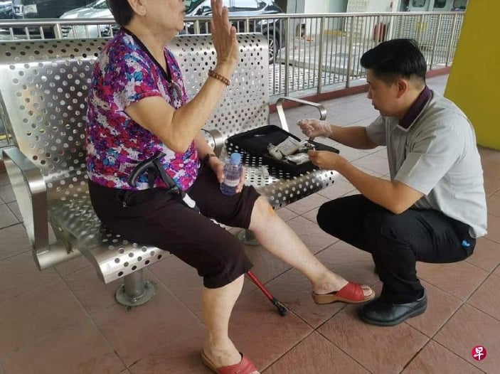 (已签发)柔:狮城二三事:扶起摔倒阿嬷擦药 巴士转换站员工获赞