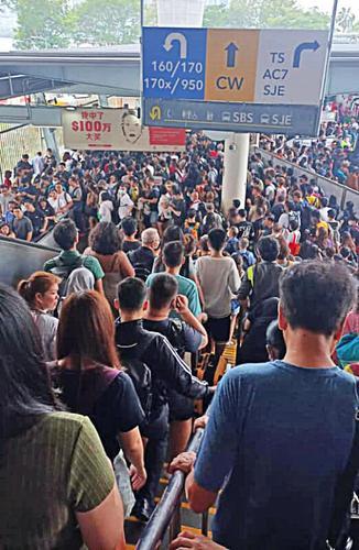 （已签发）柔：狮城二三事：投完票越堤度长周末 马新关卡今早塞爆