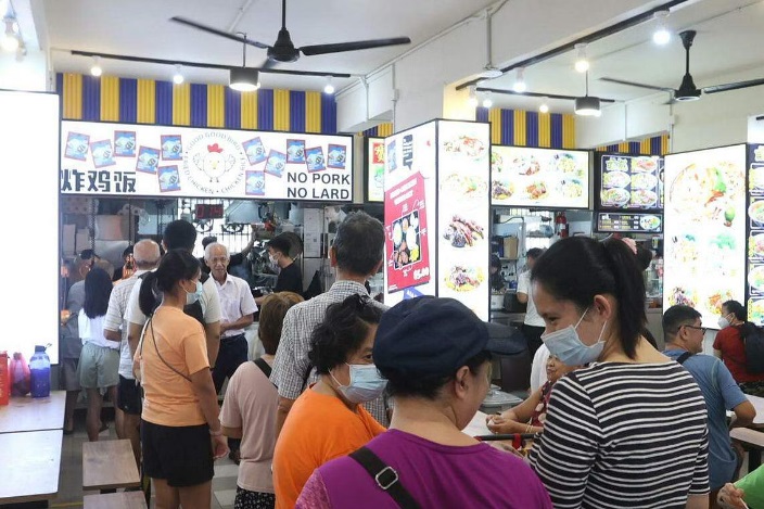 (已签发)柔:狮城二三事:摊主称亏钱搞促销 炸鸡饭卖新币2角钱