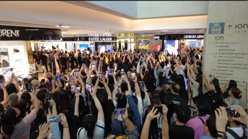 (已签发)柔:狮城二三事:数百粉丝争睹允儿 旋风来新最想尝辣椒螃蟹