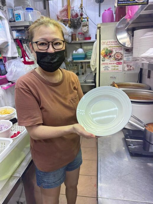 (已签发)柔:狮城二三事:狮城叻沙摊主被指 不借空碗态度差