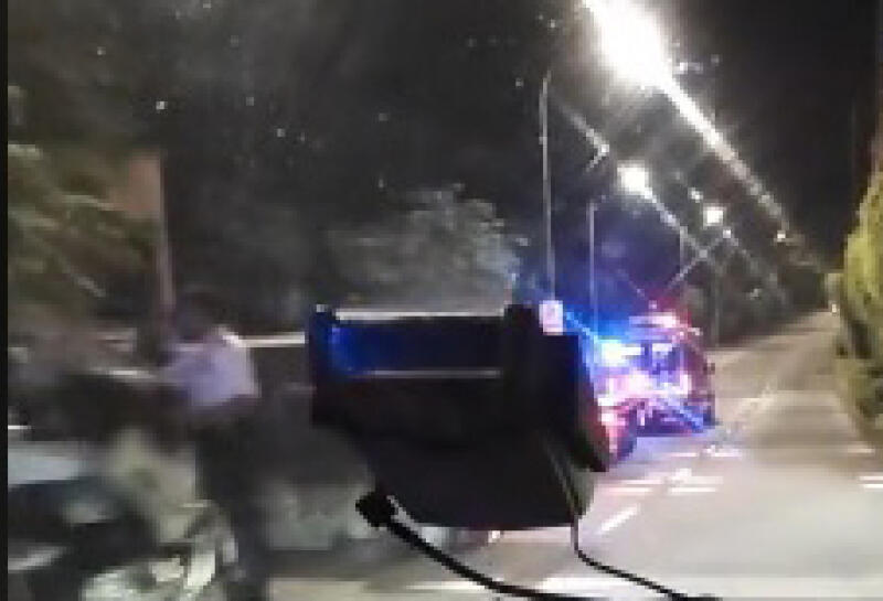 (已签发)柔:狮城二三事:疑醉驾闯路障 青年与警追逐战撞灯翻覆