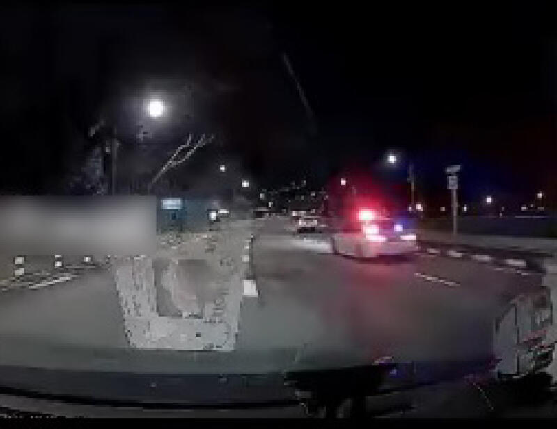 (已签发)柔:狮城二三事:疑醉驾闯路障 青年与警追逐战撞灯翻覆