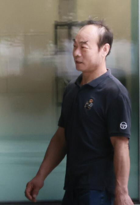(已签发)柔:狮城二三事:追巴士冲6车道 害骑士摔车骨折 木匠监3周
