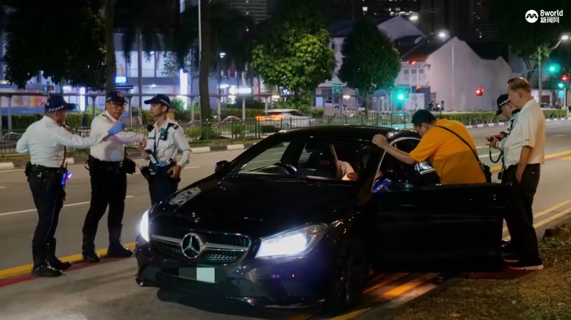 (已签发)柔:狮城二三事:遇路障直接倒车200公尺 18岁马赛地司机抛下4女弃车逃