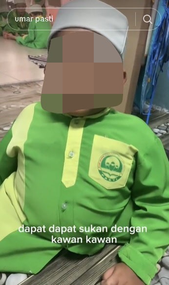 主动协助行动不便的小伙伴 孩子是善良纯真的天使