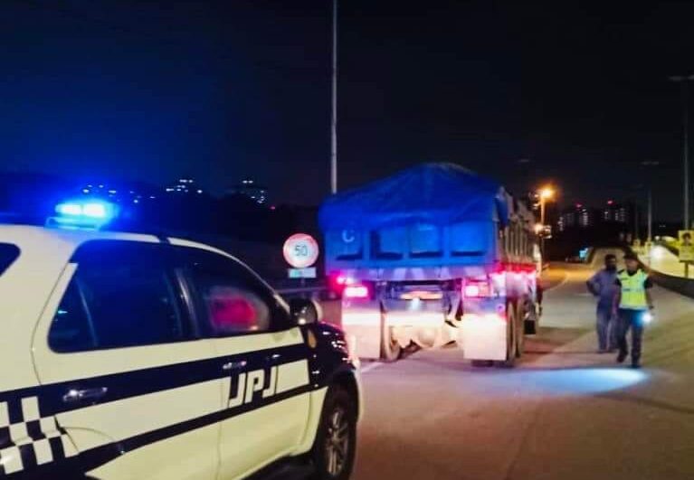 JPJ揭罗里超载原因 司机被威胁“称重就开除”