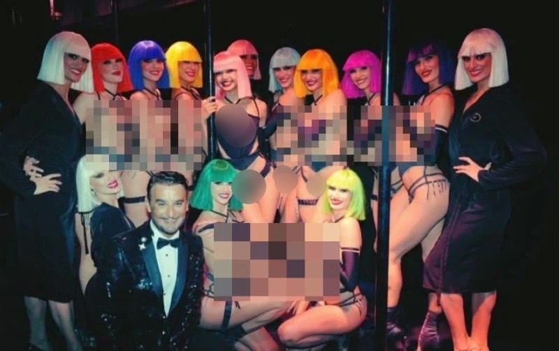 Lisa疯马秀脱剩内衣丁字裤 Jisoo害羞不敢看!