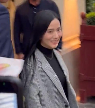 Lisa疯马秀脱剩内衣丁字裤 Jisoo害羞不敢看!