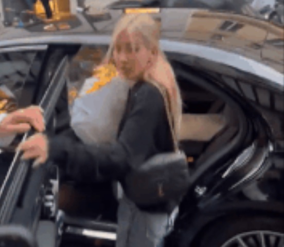 Lisa疯马秀脱剩内衣丁字裤 Jisoo害羞不敢看!