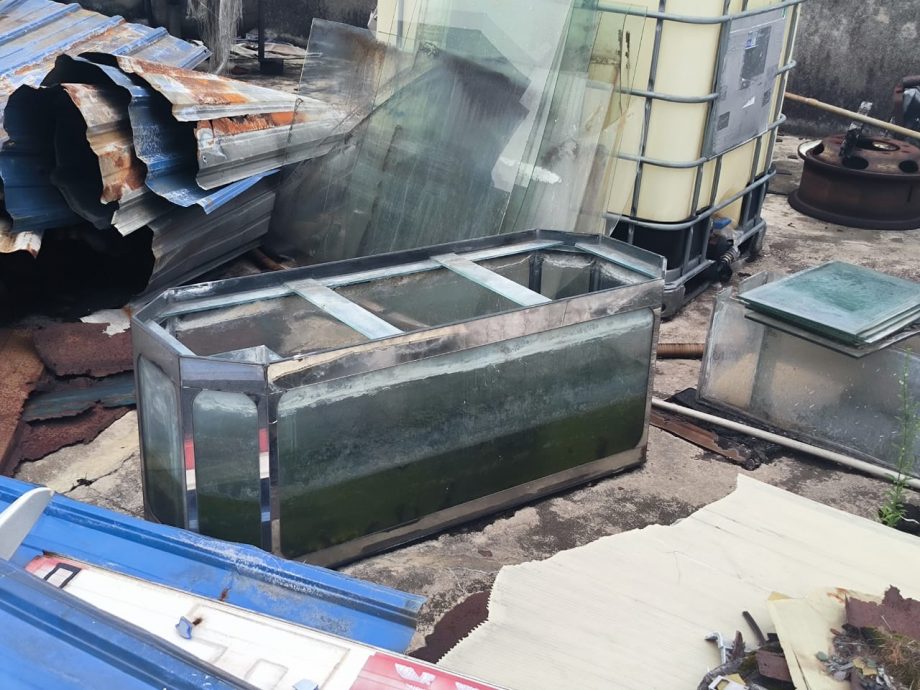 me3头//大都会/天台沦为垃圾场,市议会令业主14天内清理干净!