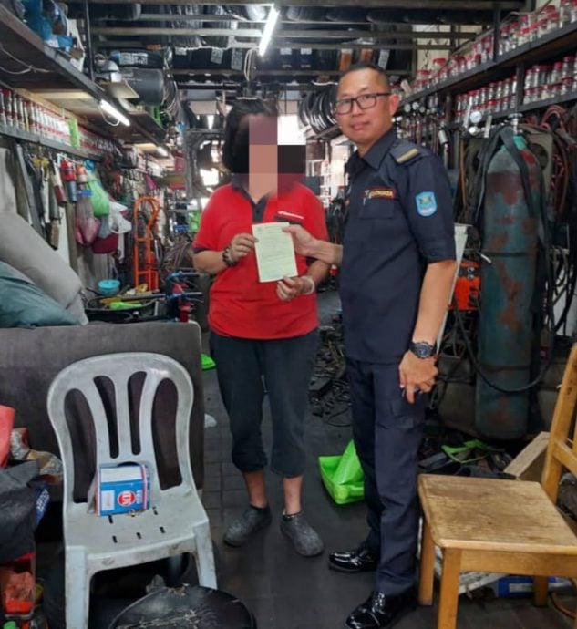 me3头//大都会/天台沦为垃圾场,市议会令业主14天内清理干净!