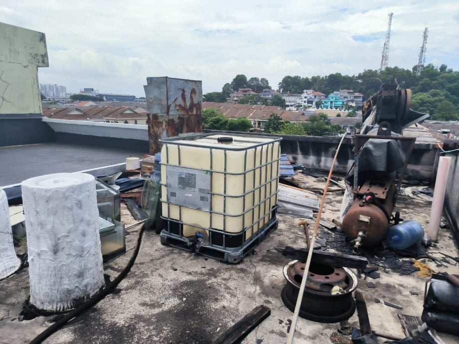 me3头//大都会/天台沦为垃圾场,市议会令业主14天内清理干净!