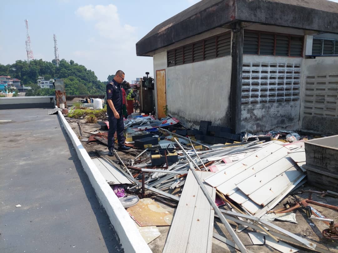 me3头//大都会/天台沦为垃圾场,市议会令业主14天内清理干净!