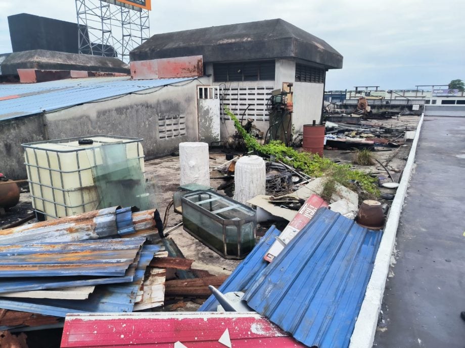 me3头//大都会/天台沦为垃圾场,市议会令业主14天内清理干净!