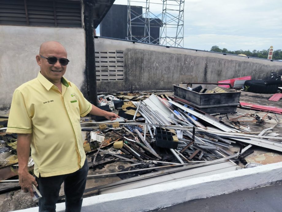 me3头//大都会/天台沦为垃圾场,市议会令业主14天内清理干净!