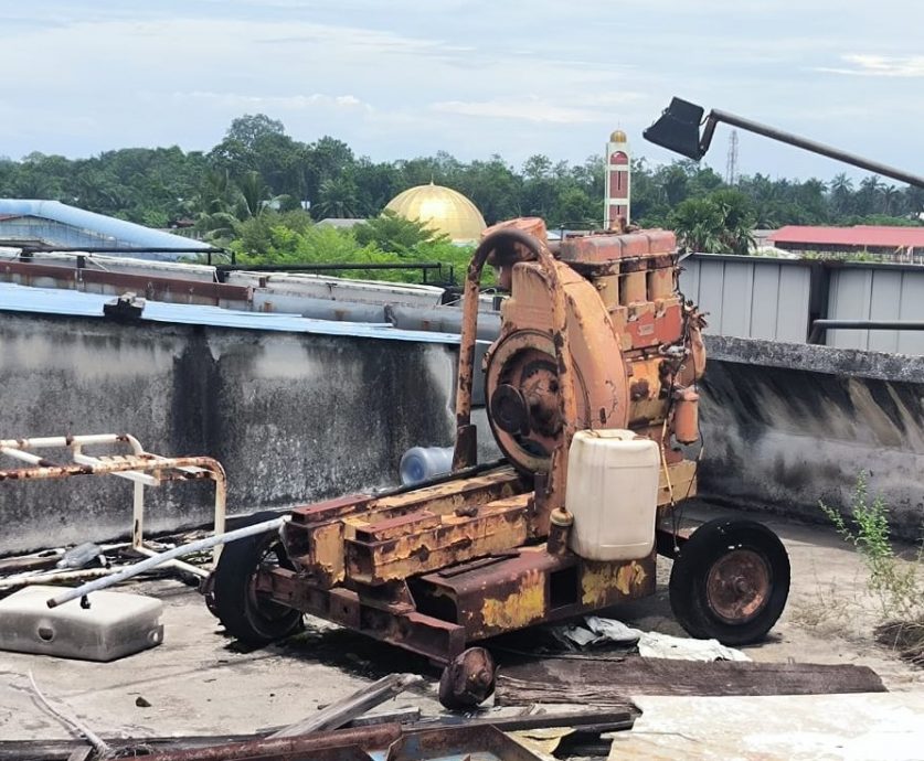 me3头//大都会/天台沦为垃圾场,市议会令业主14天内清理干净!