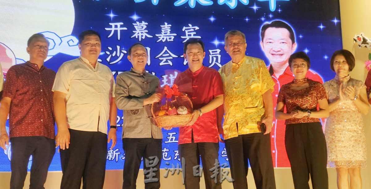 NS3主文／逾2千人提灯笼游行，芙东华小学中秋节闹哄哄