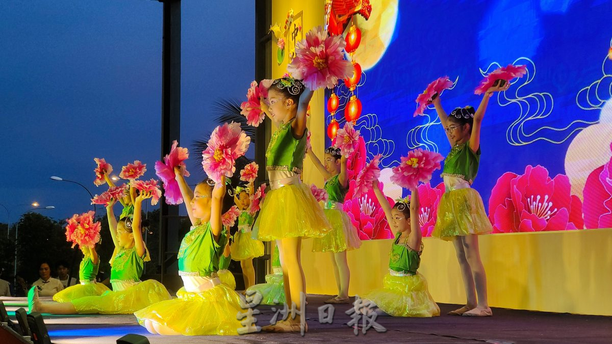 NS3主文／逾2千人提灯笼游行，芙东华小学中秋节闹哄哄