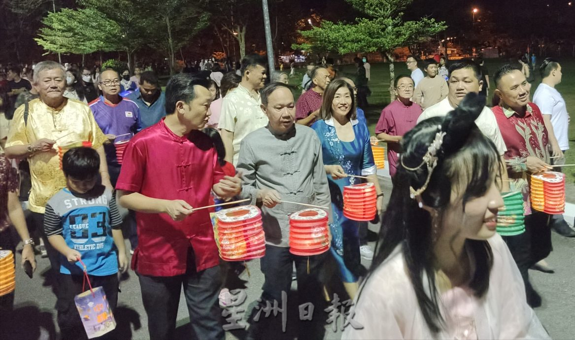 NS3主文／逾2千人提灯笼游行，芙东华小学中秋节闹哄哄