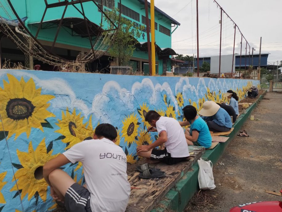 NS主文／万茂新村街画修复及新增画作完成60％，新画增万猫 还有梵高《星空》元素