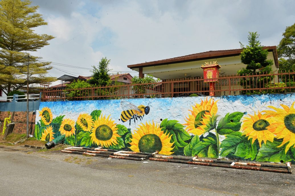 NS主文／万茂新村街画修复及新增画作完成60％，新画增万猫 还有梵高《星空》元素