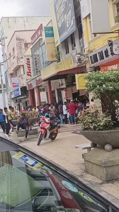 NS芙蓉/芙蓉拿督昔阿末路周末变外劳城抢滩生意,商家:未造成大影响惟盼严厉管控