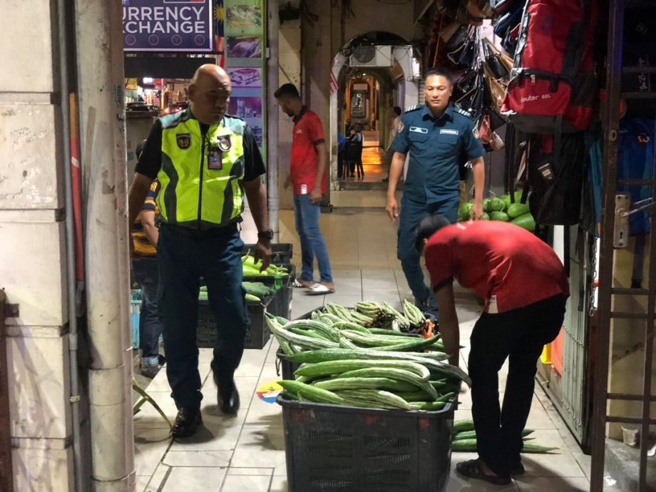 NS芙蓉/外劳五脚基非法卖菜,网民质问市政厅在睡觉吗?