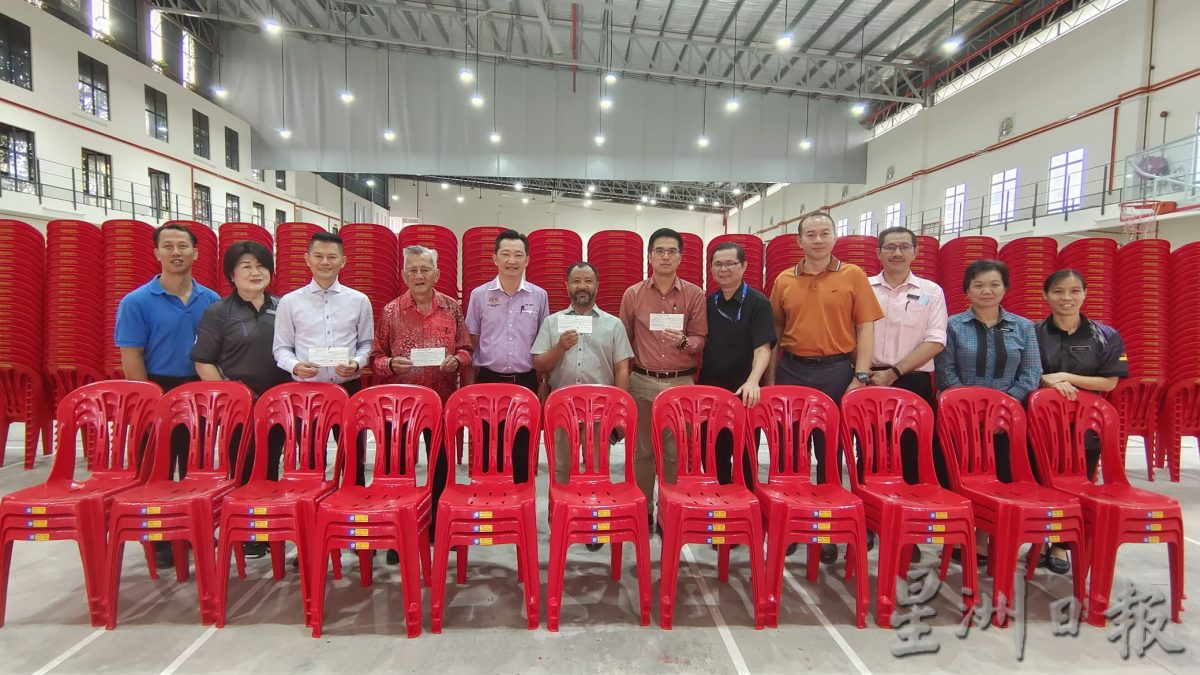 不忍见“站着”参与校园活动!谢琪清拨逾10万给4校购椅