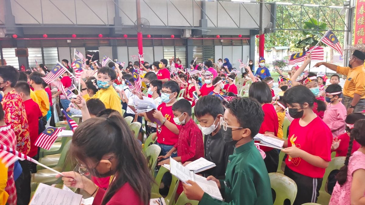 不忍见“站着”参与校园活动!谢琪清拨逾10万给4校购椅