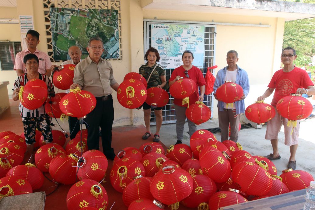 NS芙蓉:大红灯笼高高挂;周世扬为百年义山添喜庆迎中秋