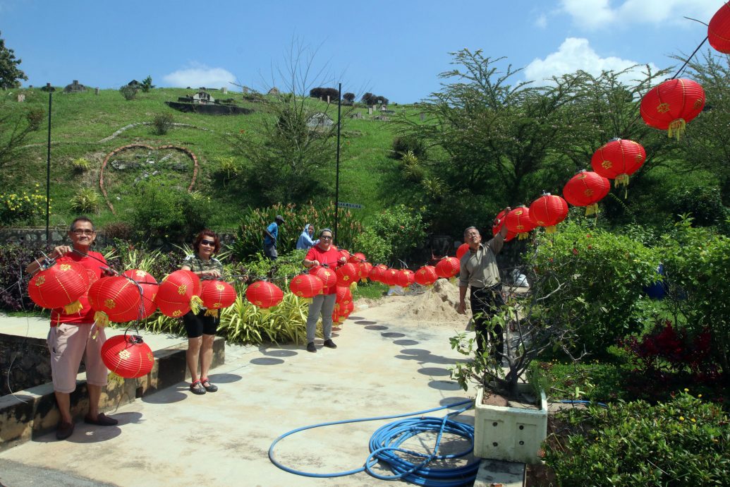 NS芙蓉:大红灯笼高高挂;周世扬为百年义山添喜庆迎中秋