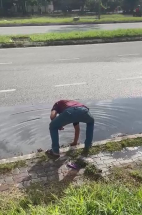 NS芙蓉:拉杭新村村口逢雨必灾;刘秋兴徒手疏通排水口