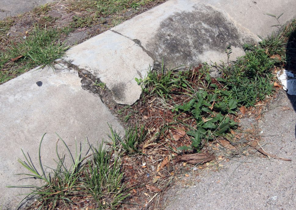 NS芙蓉:拉杭新村村口逢雨必灾;刘秋兴徒手疏通排水口