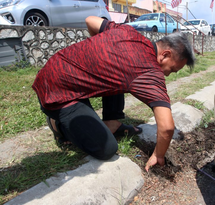 NS芙蓉:拉杭新村村口逢雨必灾;刘秋兴徒手疏通排水口