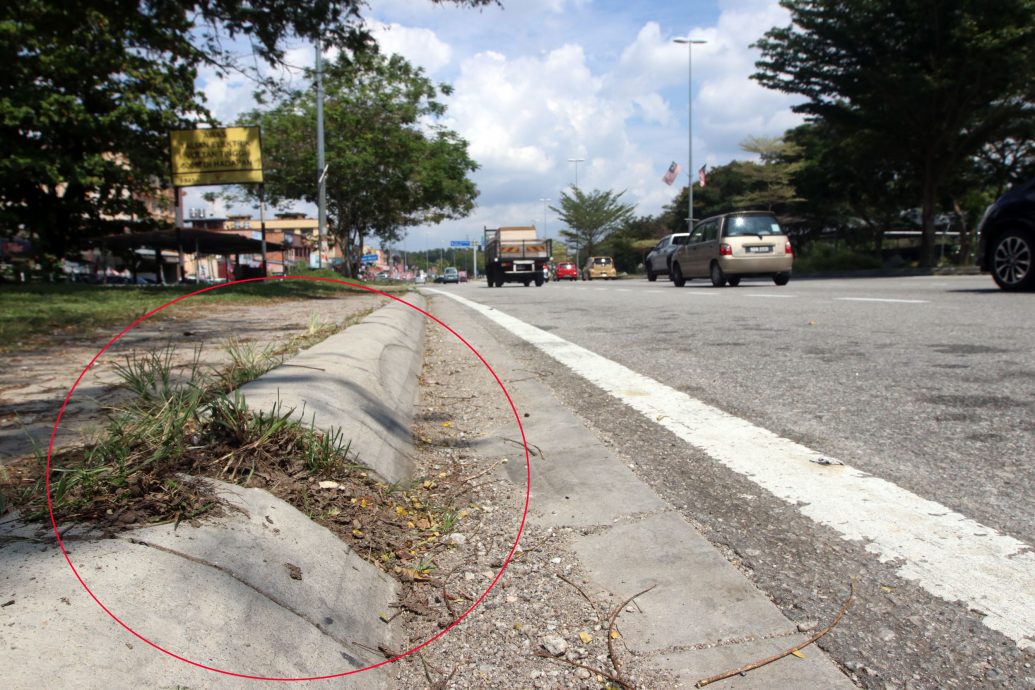 NS芙蓉:拉杭新村村口逢雨必灾;刘秋兴徒手疏通排水口