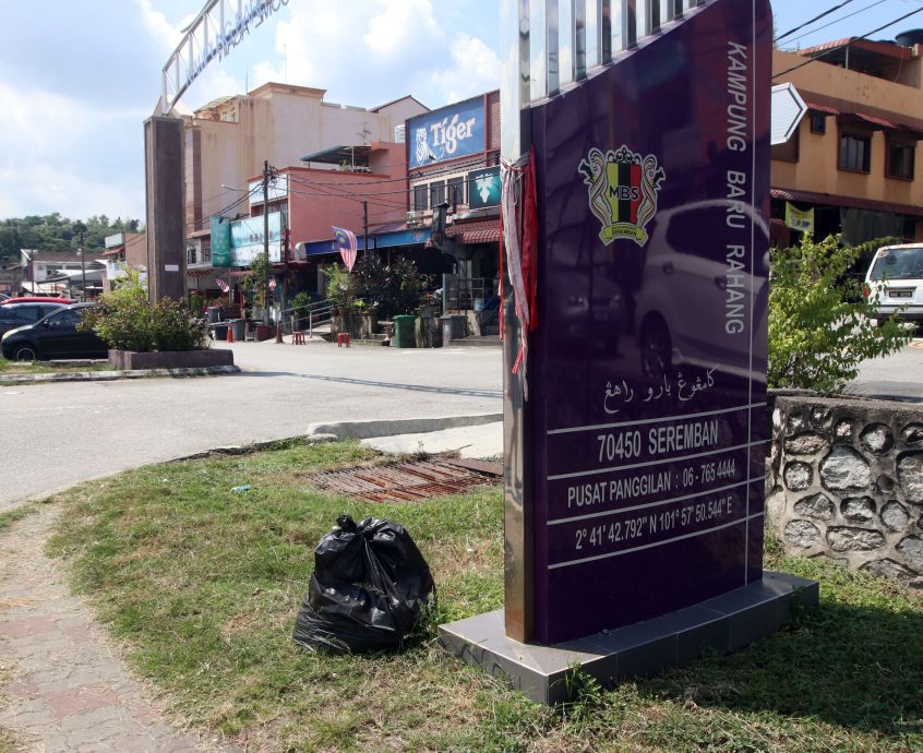 NS芙蓉:拉杭新村村口逢雨必灾;刘秋兴徒手疏通排水口