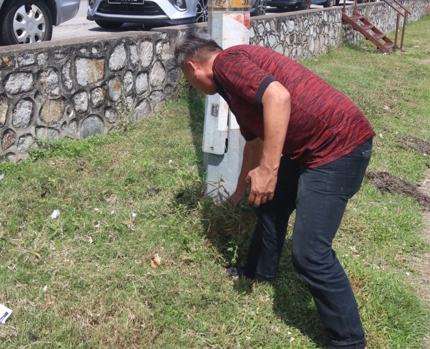 NS芙蓉:拉杭新村村口逢雨必灾;刘秋兴徒手疏通排水口