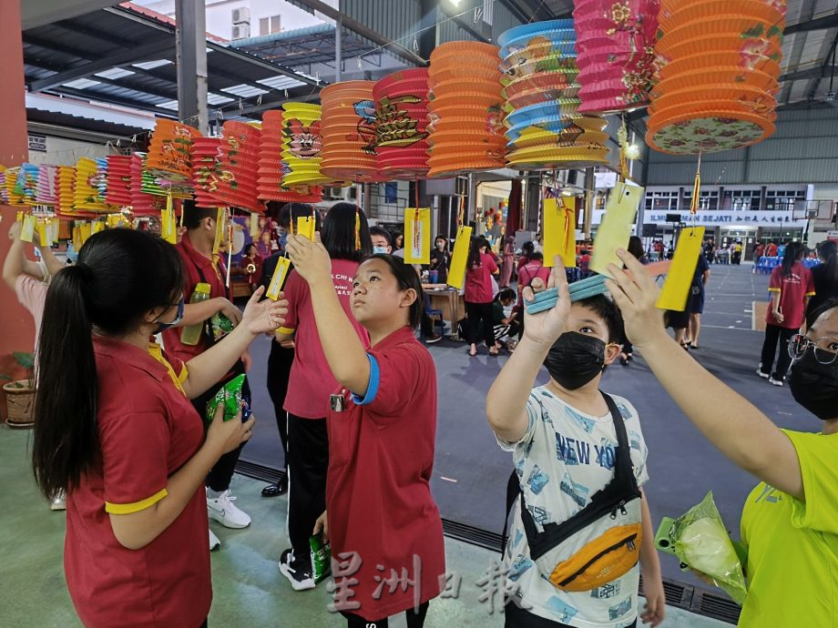 NS马口／张聒翔现身启文中学中秋晚会，拨款5千以示支持